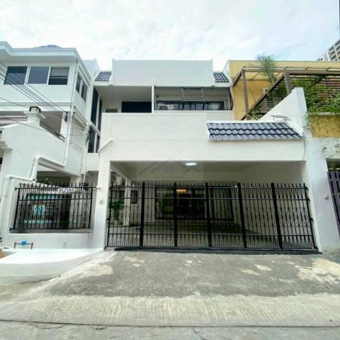 ให้เช่าบ้านเดี่ยว 3 ชั้น 400 ตร.ม. ย่านพระราม 9 เขตห้วยขวาง ใกล้ MRT พระราม 9 และ รพ.พระราม 9